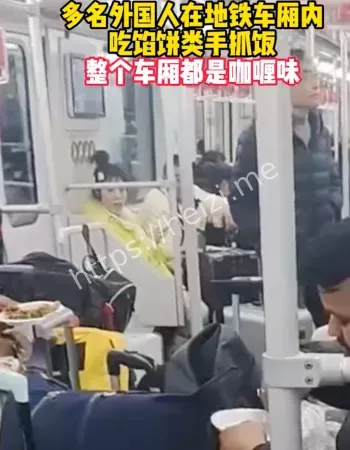 外国人车内吃馅饼